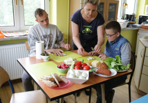 Uczestnicy konkursu przygotowują kanapki.