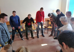 Uczniowie uczą się rapować.