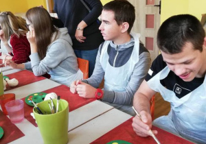 Zdjęcie przedstawia uczniów na stanowiskach pracy
