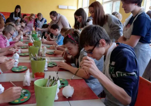 Zdjęcie przedstawia uczniów na stanowiskach pracy