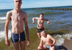 Uczestnicy Turnusu rehabilitacyjnego bawią się w morzu.
