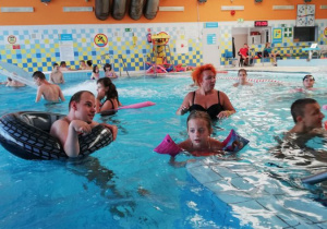 Uczestnicy Turnusu rehabilitacyjnego bawią się w basenie.