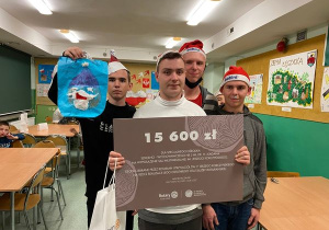 Uczniowie z czekiem na 15 600 zl. od Rotary Club.