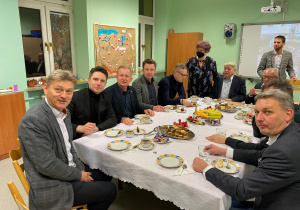Przedstawiciele Rotory Club siedzą przy stole z Dyrektorem Ośrodka