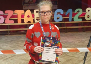 Zdjęcie przedstawia uczennicę w sztabie WOŚP