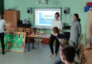 zdjęcie przedstawia uczniów podczas zajęć
