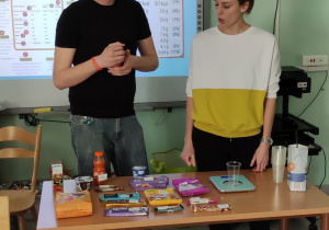 zdjęcie przedstawia uczniów podczas zajęć