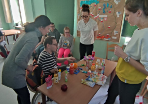 zdjęcie przedstawia uczniów podczas zajęć