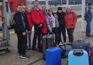 Nauczycielki z grupą uczniów na peronie w Siedlcach.