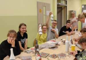 Uczniowie wykonują ozdoby na wyrobach ceramicznych techniką Decoupage
