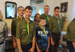 Grupa harcerzy w mundurach na zbiórce Rajdu.