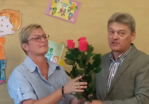Dyrektor wręcza kwiaty nowej p. dyrektor