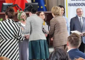 Zdjęcie przedstawiam nauczycieli otrzymujących Nagrodę Prezydenta Miasta Łodzi z rąk Pani Prezydent Hanny Zdanowskiej.