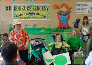 Nauczycielki i uczniowie zespołów rewalidacyjno- wychowawczych prezentują wiersz" Rzepka"