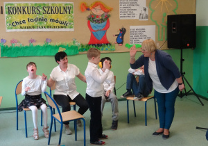 Uczniowie zk 3a z nauczycielką i panią Moniką p[rezentują wiersz
