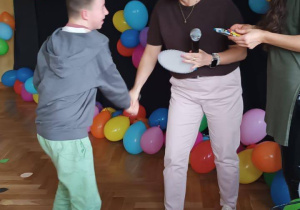 Pani dyrektor wręcza nagrodę uczniowi za występ w konkursie Mam talent