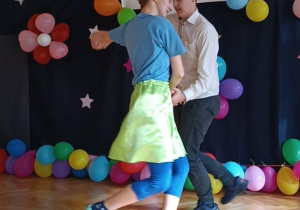 Uczennica i uczeń prezentują taniec w parze.