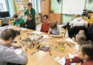 uCZNIOWIE WSPÓLNOE PRZY STOLIKU OMAWIAJA Z NAUCZYCIELAMI PROBLEMY SEKSUALNOŚCI I DOJRZEWANIA