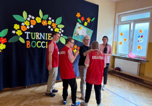 Zdjęcie przedstawia odbieranie medali przez uczestników turnieju.