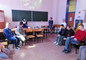 Uczniowie oglądają prezentację.