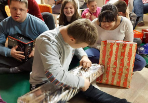 Zdjęcie przedstawia uczniów z prezentami