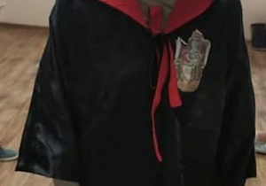 Zdjęcie przedstawia uczennicę przebraną w strój karnawałowy