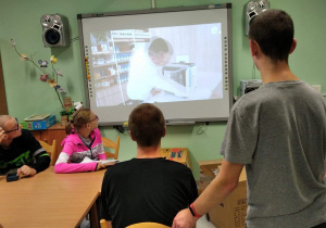 Uczniowie oglądają film pokazowy nt. drukarki 3D