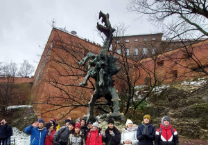 Uczniowie pod pomnikiem Smoka Wawelskiego