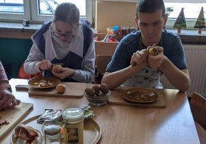 Uczniowie przygotowują produkty na Zalewajkę Łódzką.