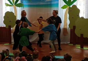 Nauczycielki i 4 przedszkolaków tańczą na konkursie