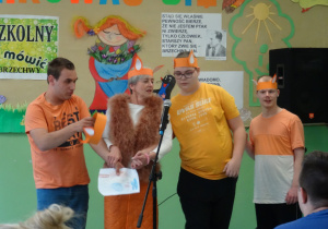 Nauczycielka i trzech uczniów prezentują wiersz w przebraniu lisa