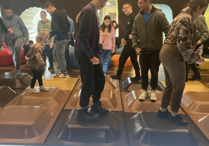 uCZNIOWIE CHODZĄ PO SZTUCZNYCH TABLICZKACH CZEKOLADY