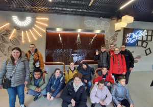 Uczniowie w fabryce czekolady