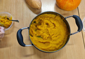 Żółte warzywa zblendowane w naczyniu