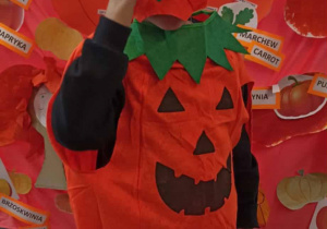 Chłopiec przebrany za dynię.