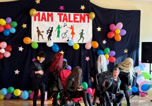 Grupa uczniów prezentuje stroje heavymetalowe