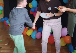 Pani dyrektor wręcza nagrodę uczniowi za występ w konkursie Mam talent