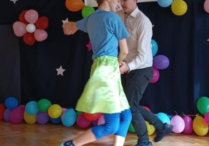 Uczennica i uczeń prezentują taniec w parze.