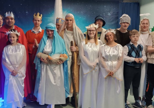 Zdjęcie przedstawia wszystkich uczniów i nauczycieli występujących w Jasełkach