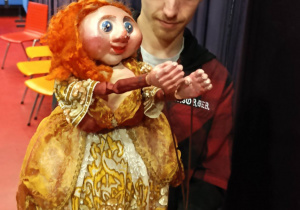 Na zdjęciu harcerz z lalką z przedstawienia.