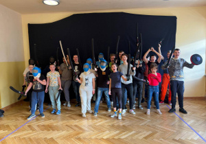 Na zdjęciu widać grupę uczniów z pałaszami