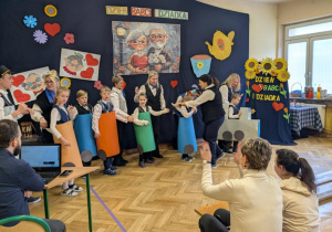 Zdjęcie przedstawia uczniów podczas przedstawienia dla babć i dziadków.