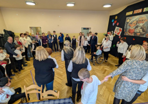 Zdjęcie przedstawia uczniów wraz z ich dziadkami.