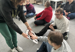 Uczniowie oglądają jak wielką łapę ma niedżwiedź.