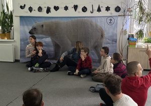 uczniowie słuchają podczas prezentacji.