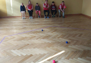 Zdjęcie przedstawia uczniów grających w boccia.