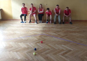 Zdjęcie przedstawia uczniów grających w boccia.