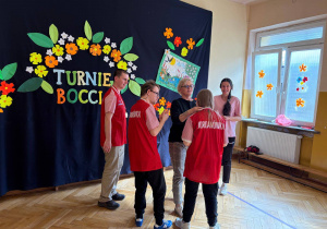 Zdjęcie przedstawia odbieranie medali przez uczestników turnieju.