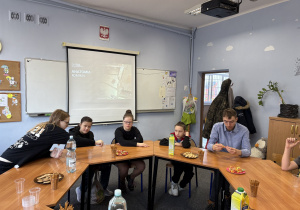 Uczniowie podczas prezentacji.