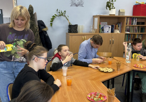 Uczniowie podczas prezentacji.